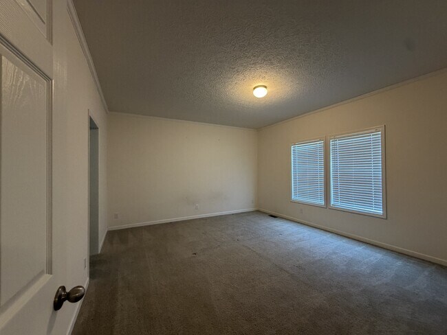 Building Photo - 1311 E Memorial Hwy