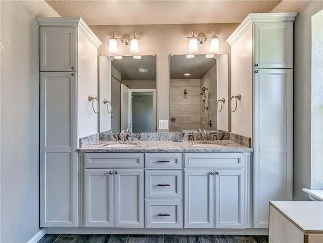 Building Photo - Spacious 4 Bedroom Home - Edmond Schools -...