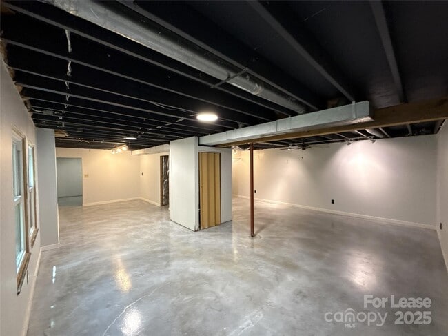 Building Photo - 6616 Wannamaker Ln