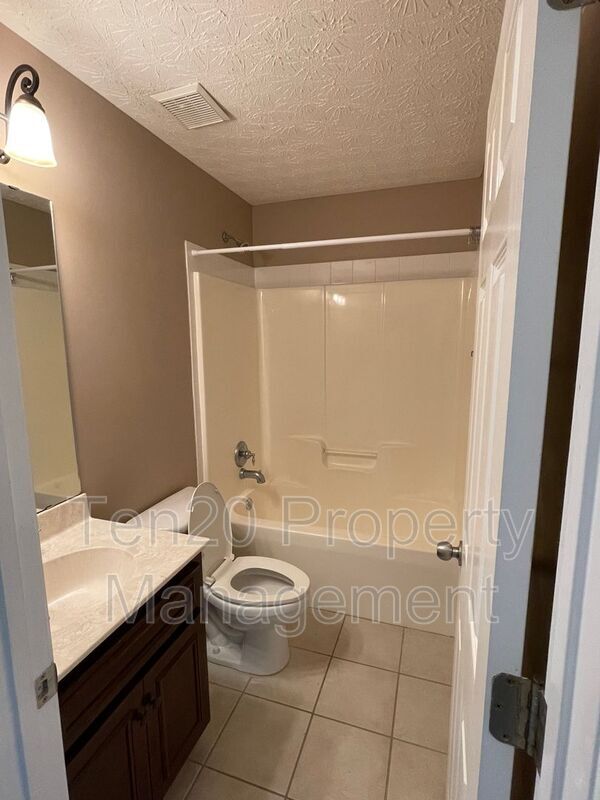 Building Photo - 7974 N Ivy Park Dr