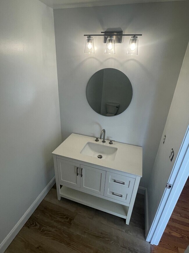Building Photo - Newly Renovated 3 Level Townhome!