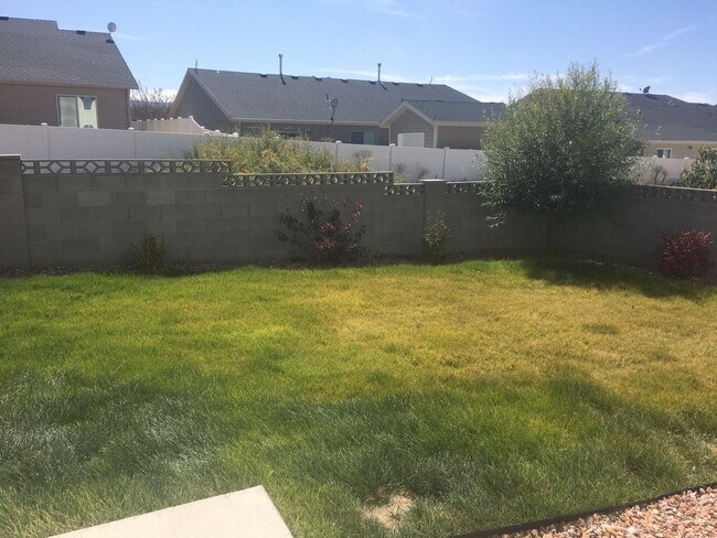 Building Photo - Twin home in Cedar City