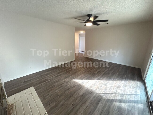 Building Photo - Beautiful 4 Bed/2 Bath House in Central Oceanside - Available NOW***