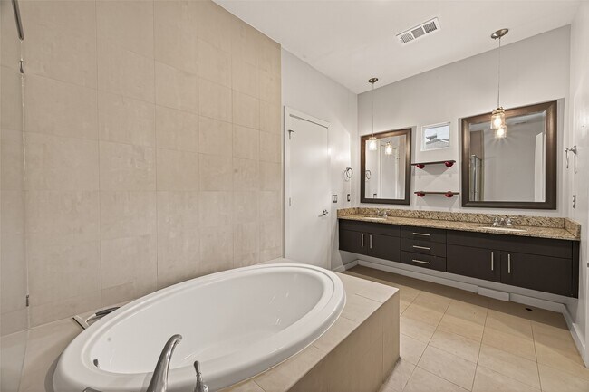 Building Photo - 1112 Columbus St