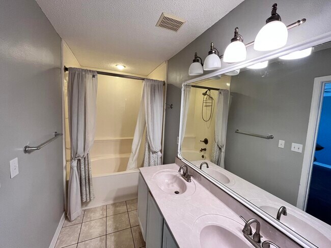 Building Photo - 221 Twin Lakes Ln