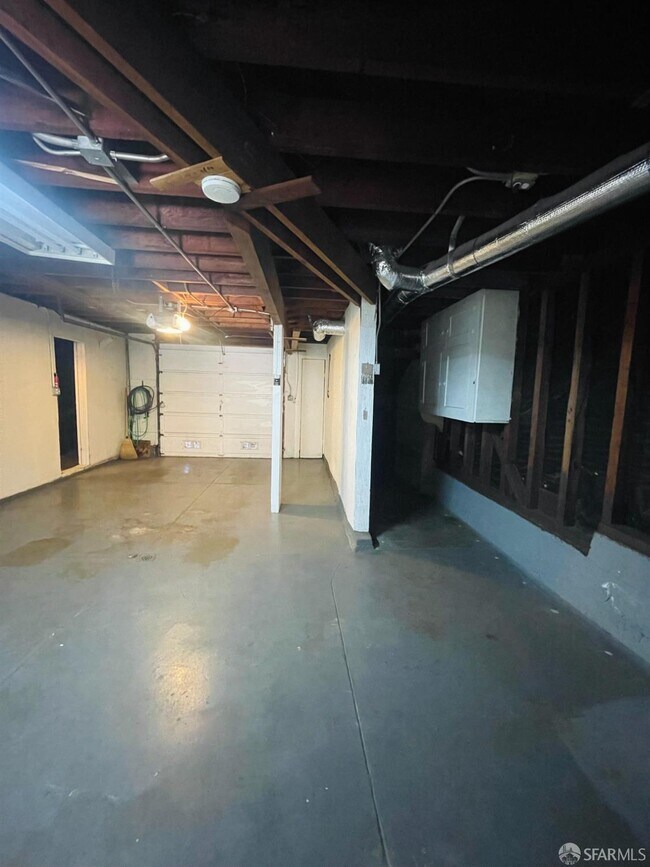 Building Photo - 1139 Judah St