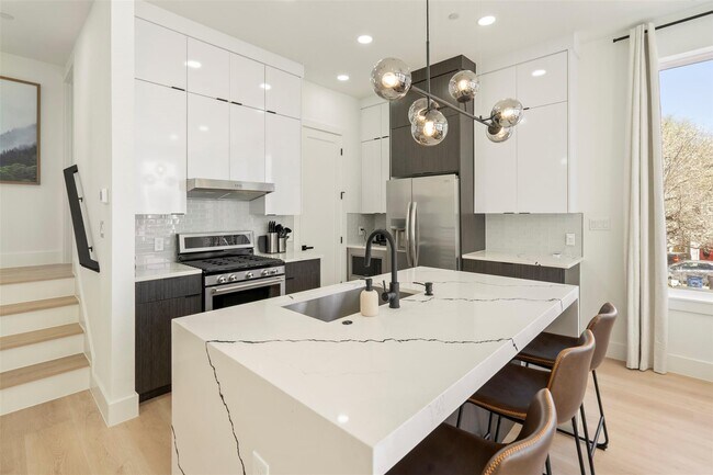 Building Photo - 2019 California Dr