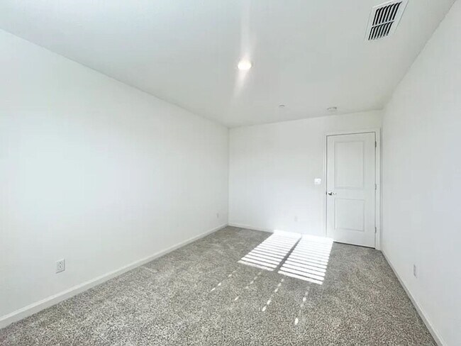 Building Photo - Spacious 4 Bedroom Home in West Roseville ...