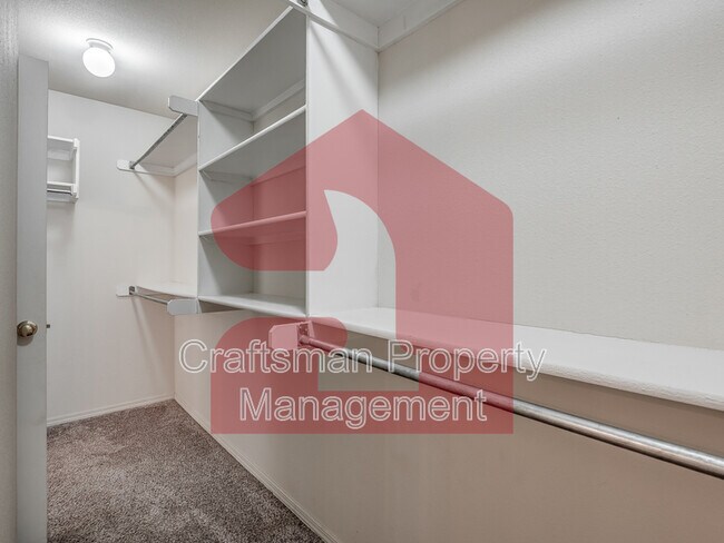 Building Photo - 2707 Silvertree Dr