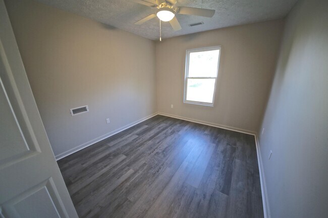 Building Photo - 876 Meadowlands Dr