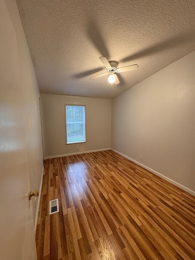 Building Photo - 4 BR/2 BA Rural Retreat Near Battle Ground with Master Suite & Large Yard