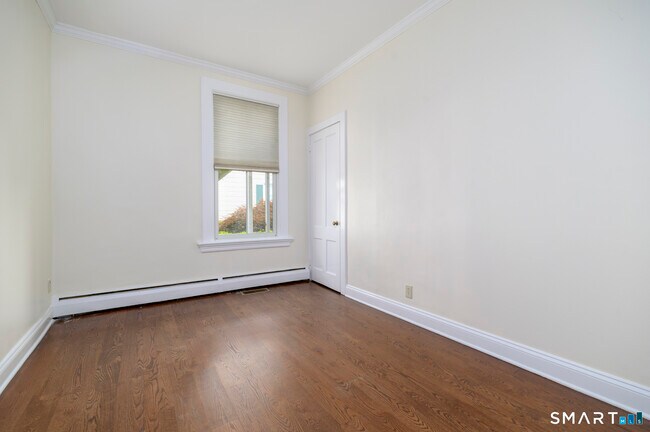 Building Photo - 18 Elm Tree Pl