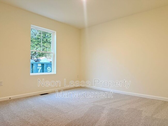 Building Photo - 400 N Walnut St