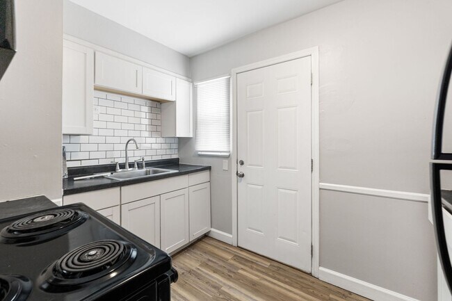 Building Photo - 388 S Powell Ave