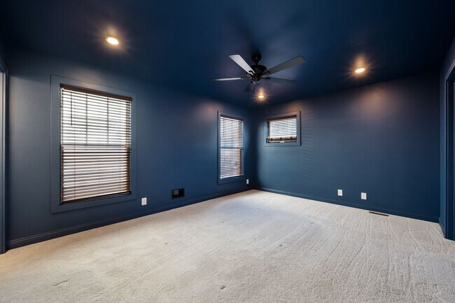 Building Photo - INSANE CLIFTON HOUSE W/FENCED IN YARD AND FINISHED BASEMENT