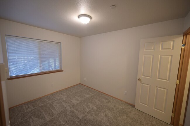 Building Photo - Super clean 2 bed 1 bath apartment in Port...
