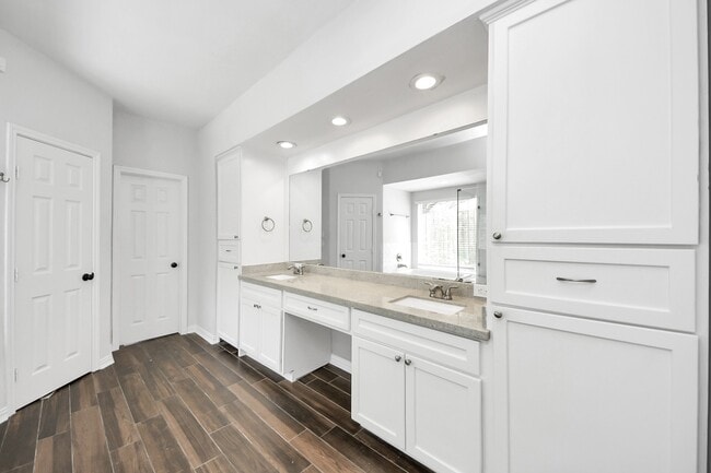 Building Photo - 5310 Oak Cove Dr