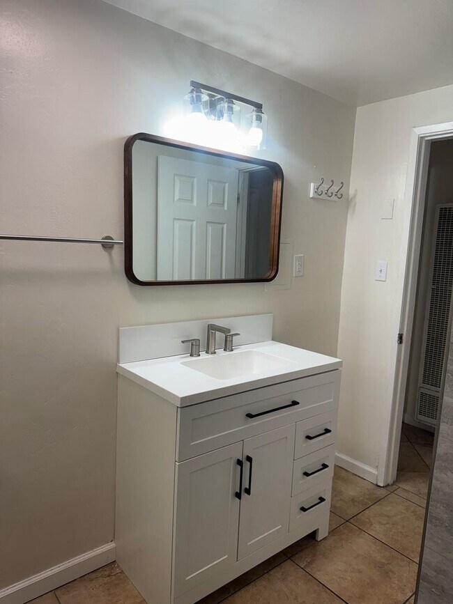 Building Photo - NE 4 bedroom home by Bakersfield College