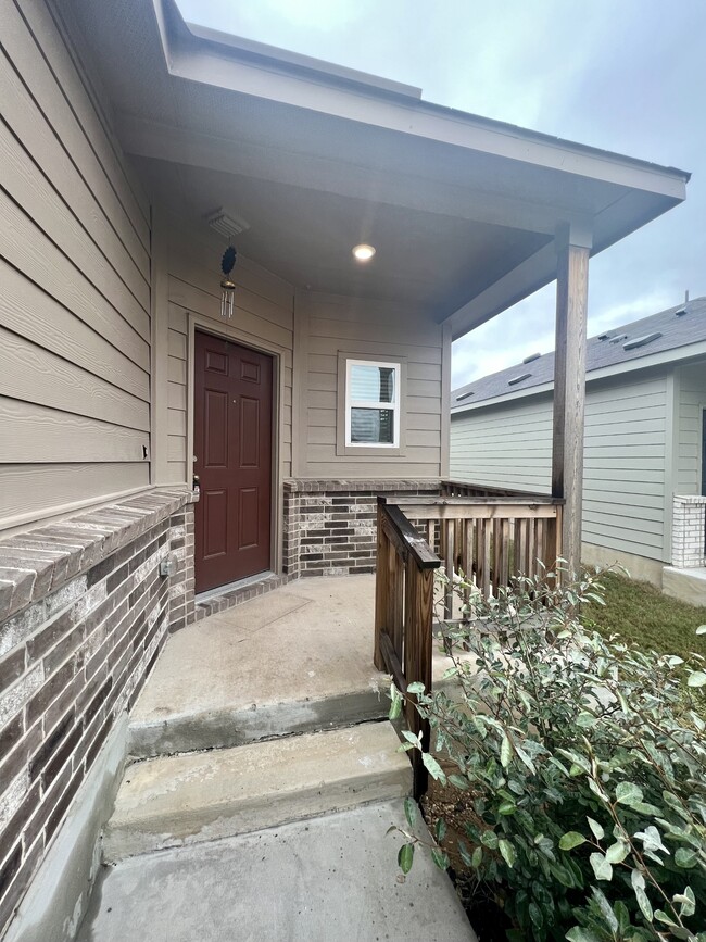 Building Photo - 596 Jennifer Wy