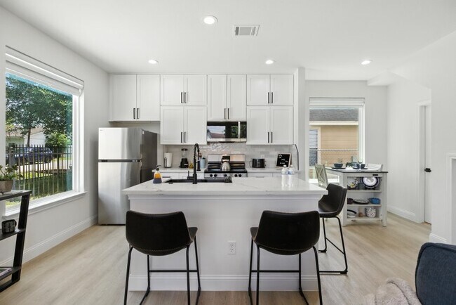 Building Photo - 3902 McKinley St