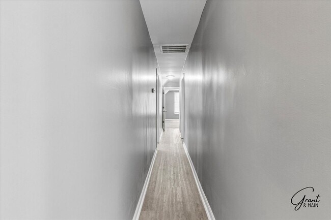 Building Photo - 6 bedroom 2 bath $2250