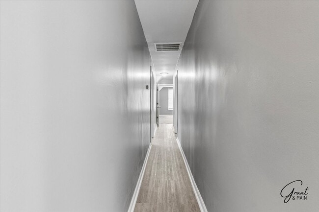 Building Photo - 6 bedroom 2 bath $2350