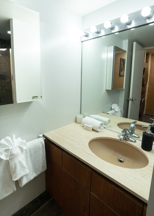 Building Photo - 1750 Kalakaua Ave