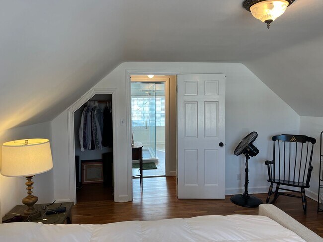 Building Photo - 3 Bedroom 2 Bath Fairfield House Near Southport