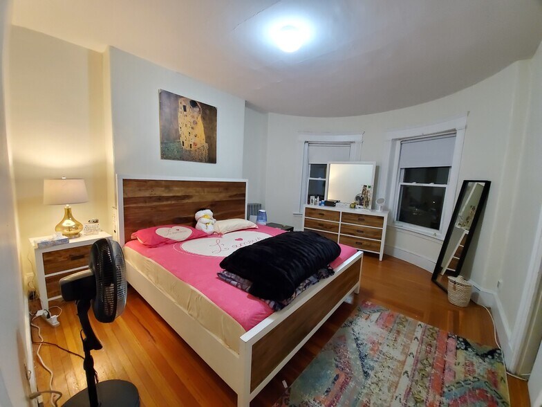 Building Photo - 1595 Beacon St