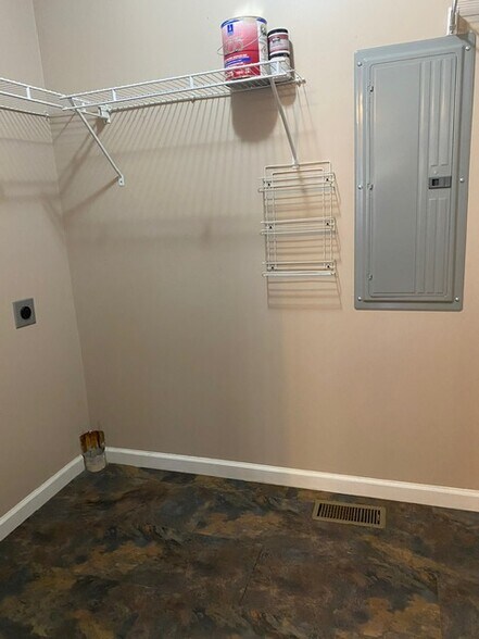 Building Photo - 47 Enka Orchard St