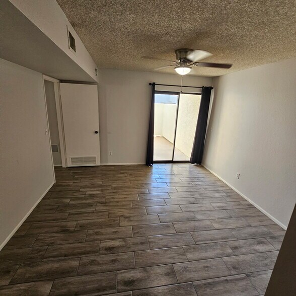 Building Photo - 850 S River Dr