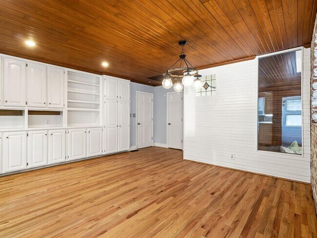 Building Photo - 1113 E Walnut St