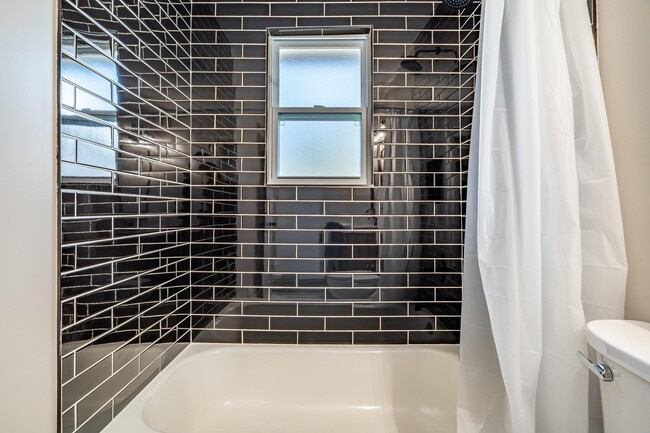 Building Photo - Charming Home in a Prime Atlanta Location