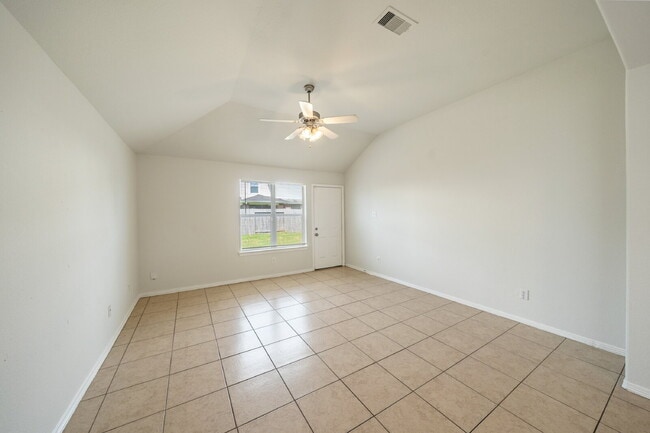 Building Photo - 305 Golden Oak Dr
