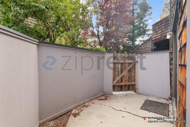 Building Photo - 454 Bolinger Common