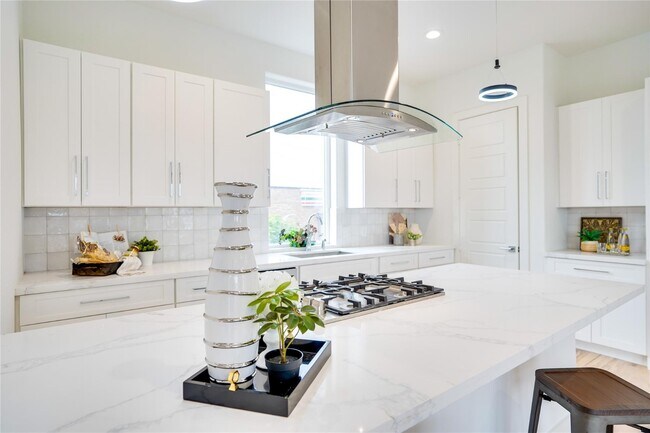 Building Photo - 1 Bedroom Townhome with Rooftop Deck and 1 Car GAR Near Lower Greenville and Henderson