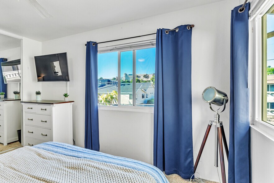 Room 1 - 5653 Riley St