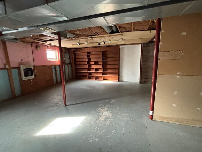 Building Photo - Spacious Three Bedroom Home with Central Air