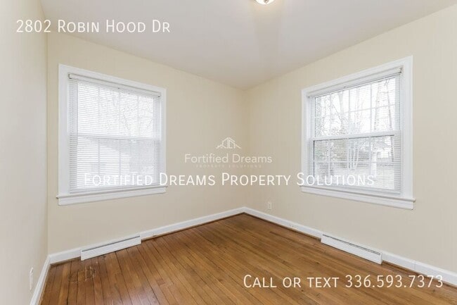 Building Photo - 2802 Robin Hood Dr