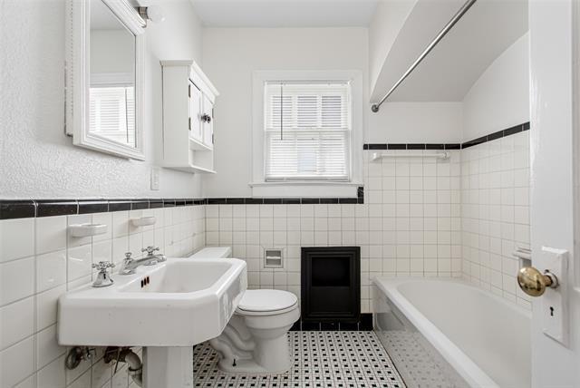 Building Photo - 5918 La Vista Dr