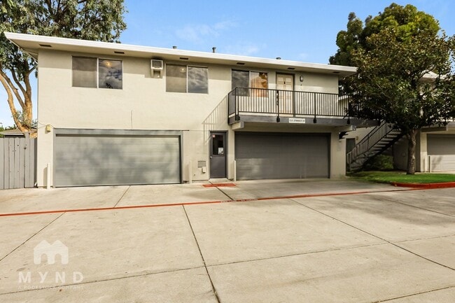 Building Photo - 5515 Spinnaker Dr