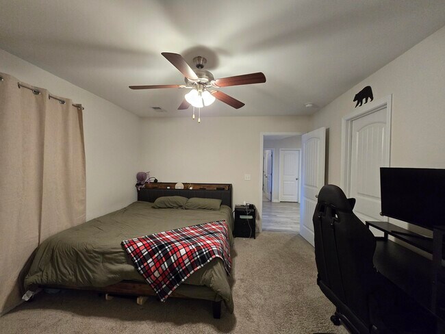 Building Photo - 437 Conifer St