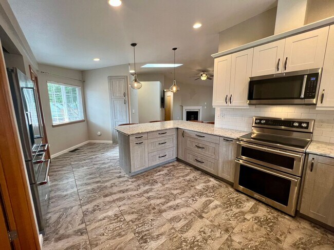 Building Photo - Well Maintained 3BD - Yard Maint. Included