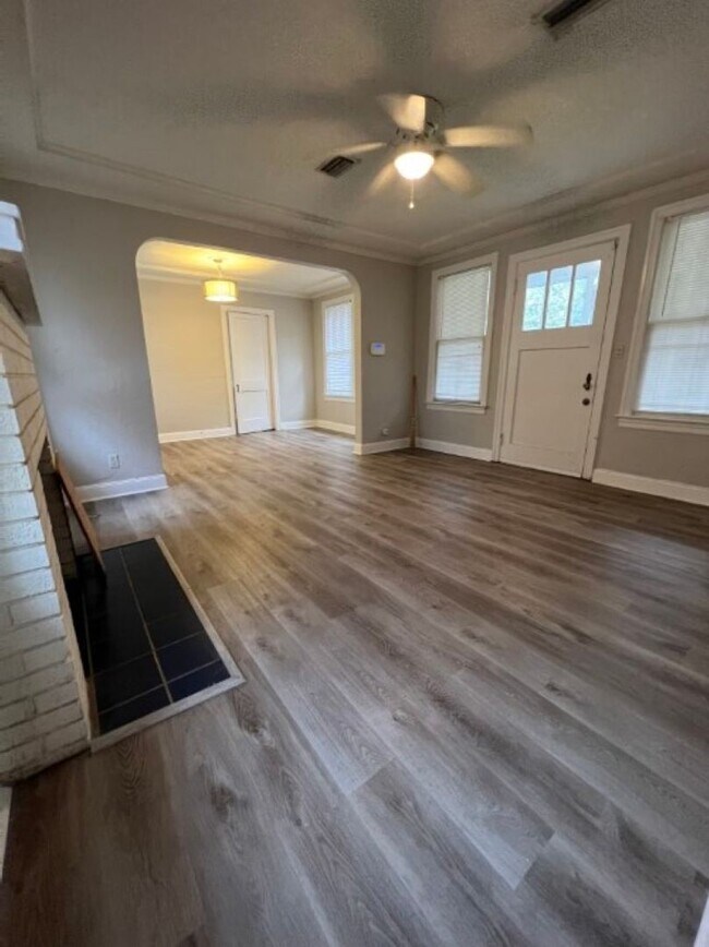 Building Photo - Home For Rent