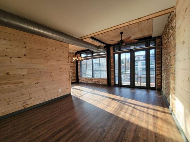 Building Photo - 550 E Main St