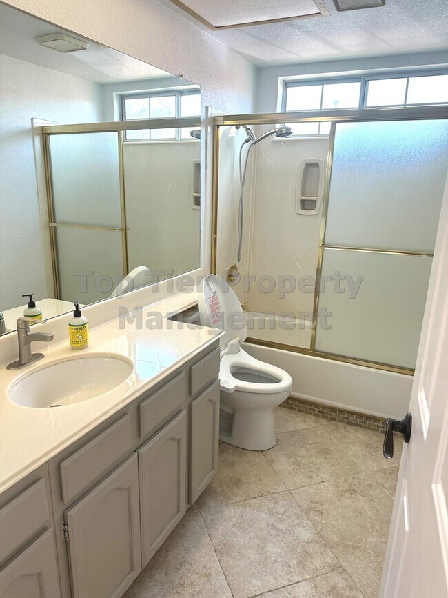 Building Photo - Beautiful 3 Bed / 2.5 Bath / 2,211 Sqft Sa...