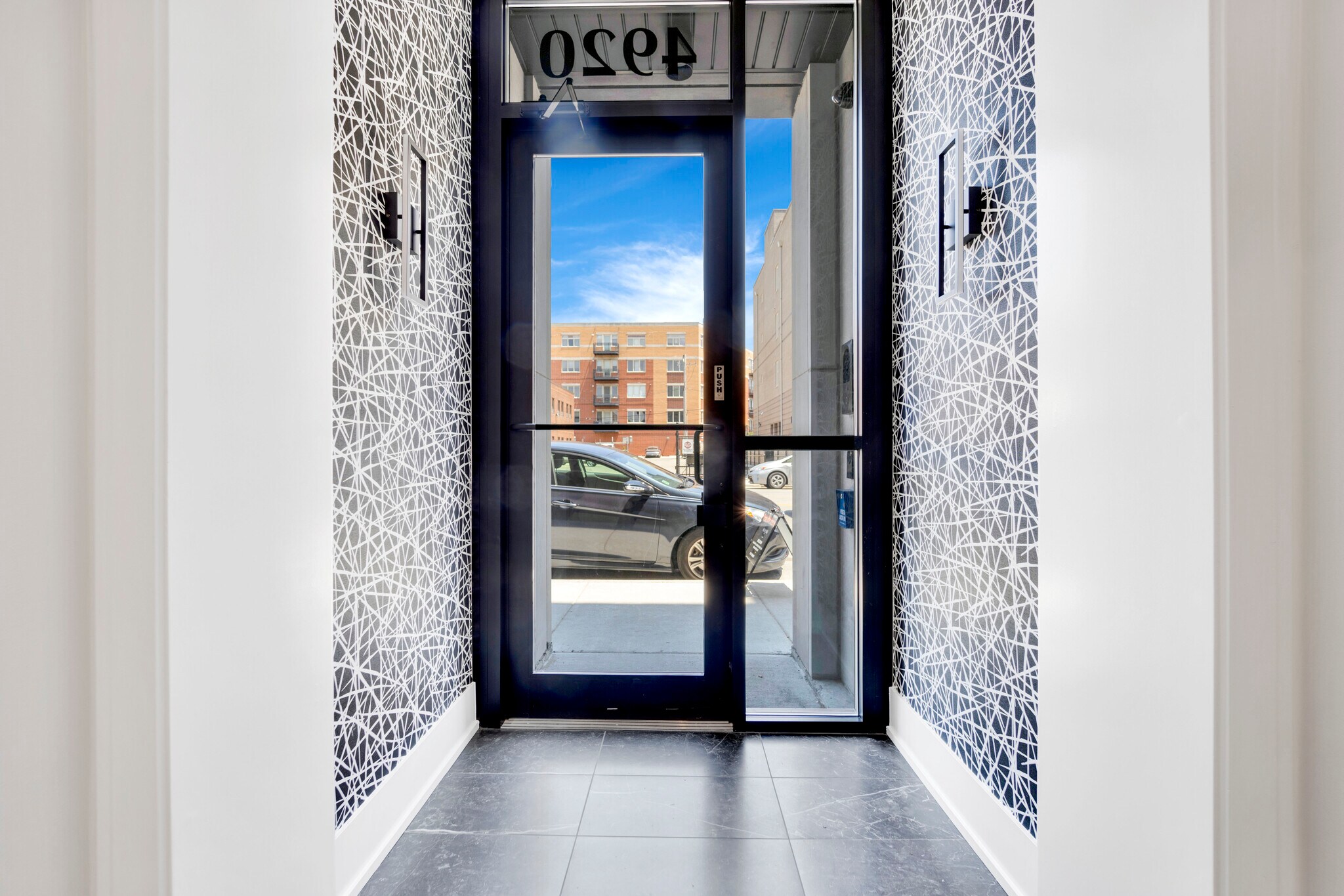 Building Photo - 4912 N Lincoln Ave