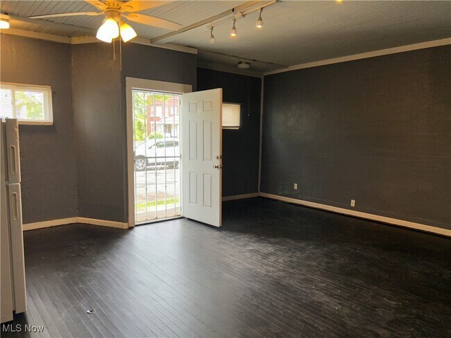 Building Photo - 1130 E 68th St