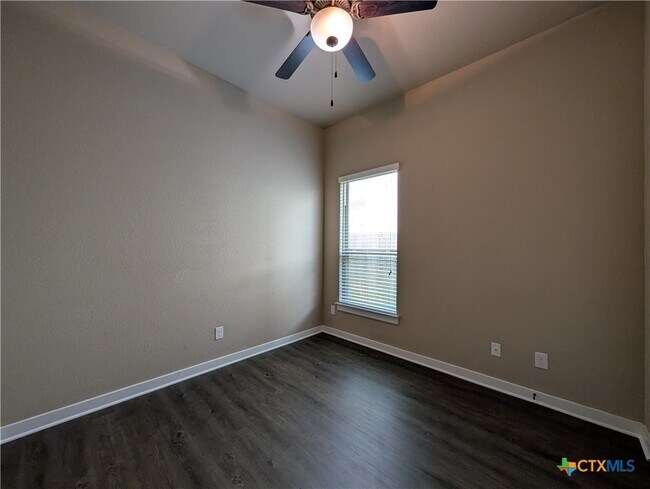 Building Photo - 2213 Avery Village