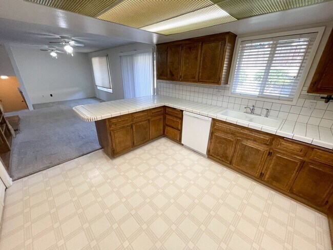 Building Photo - 3 Bedroom, 2 bath Spacious home in Moyina ...